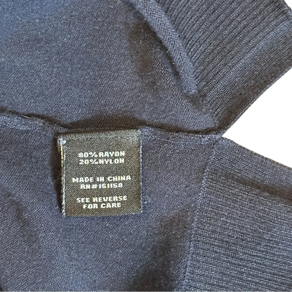 525 America Signature V-Neck Knit Sweater in Dark Navy Women’s XS S4798